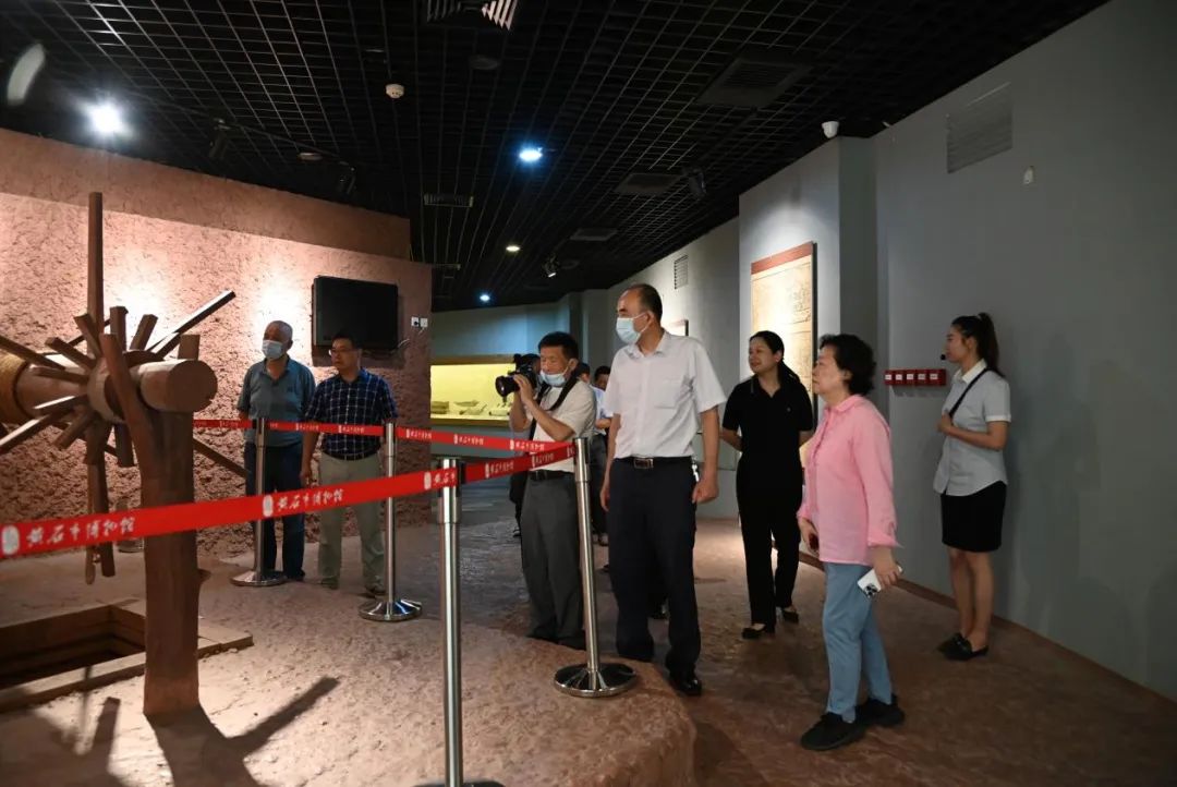 省政府文史馆员张薇教授一行来黄石市博物馆参观调研